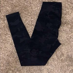 Lavento Leggings- Black Camo